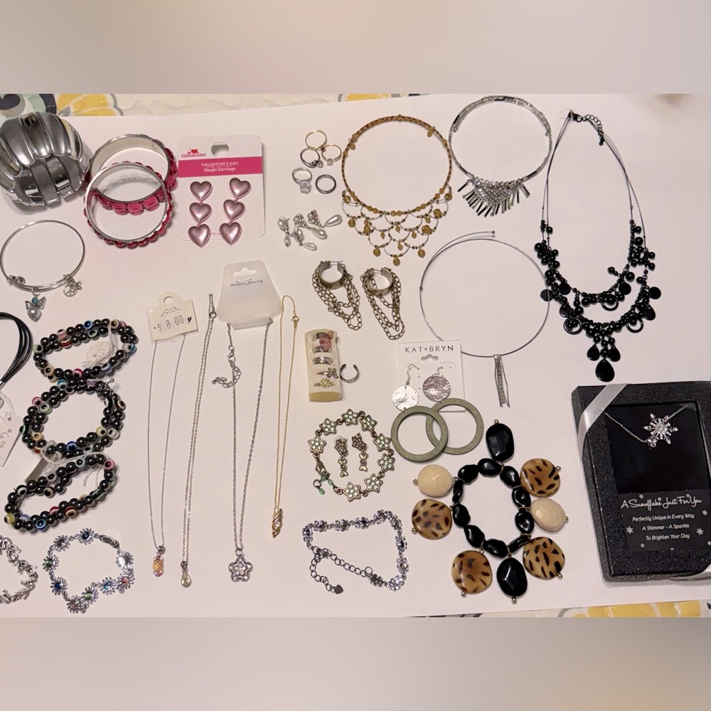 HUGE Jewelry Bundle 41 pieces